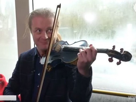 Известный чешский скрипач сыграл в одесском трамвае (видео)