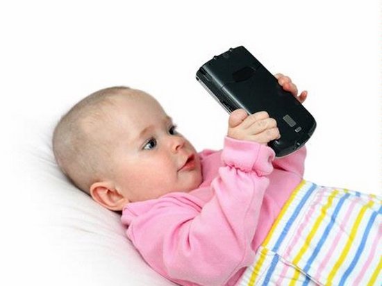 Исследователи узнали, как смартфоны и планшеты вредят маленьким детям