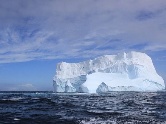 Плавучий айсберг в Канаде превратился в туристическую достопримечательность (видео)