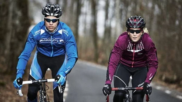 Какую одежду стоит выбирать для прогулок на велосипеде