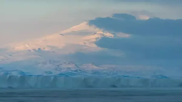 Земля дышит огнем в Антарктиде: самый свирепый вулкан континента выбрасывает золотую пыль (фото)