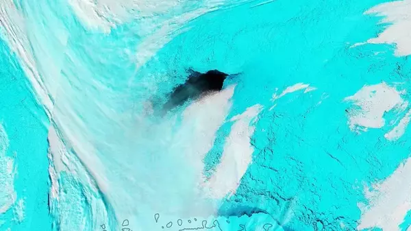 В Антарктиде появляется и исчезает черная дыра размером со Швейцарию: что там происходит