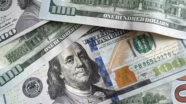 Доллары не нужны? Почему украинцы сдают валюту и что будет с курсом