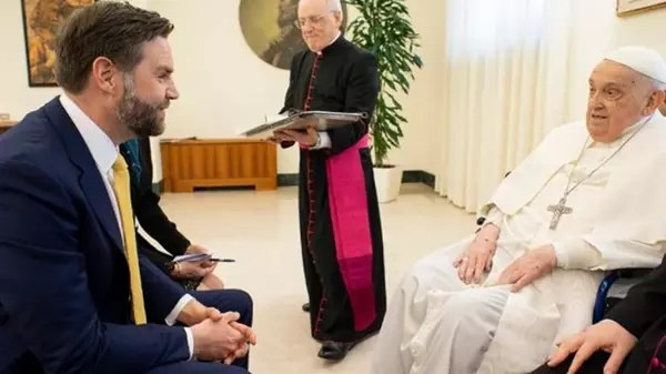 Папа Римский провел встречу с Вэнсом в Ватикане