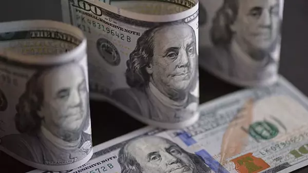 Доллар США продолжает дешеветь из-за торговой войны Трампа