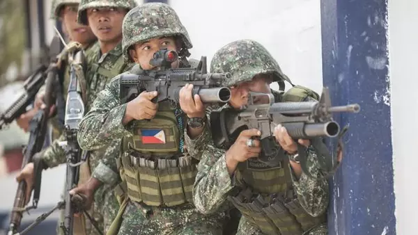 Филиппины ответили Китаю высадкой и поднятием флага на спорных островах