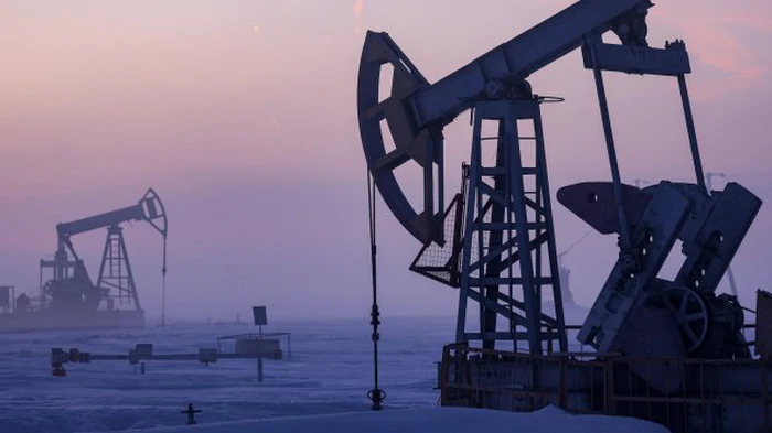 Цена на нефть за месяц упала максимально за три года