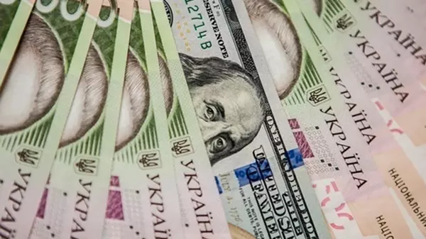 Доллар подешевел после недельного роста