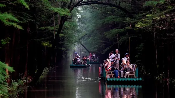 В Китае перевернулись лодки с десятками туристов: есть жертвы