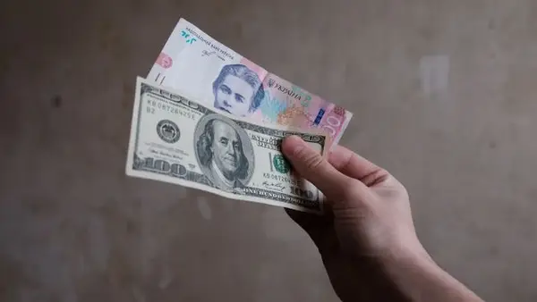 Доллар продолжает дешеветь: свежие курсы в обменниках