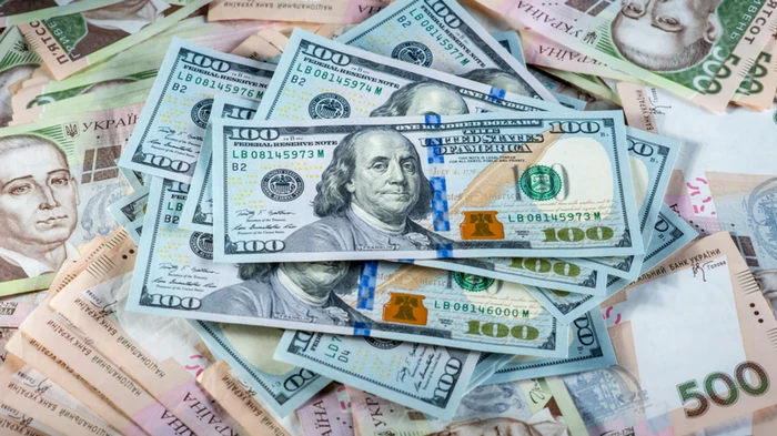 НБУ снизил курс доллара и обвалил евро