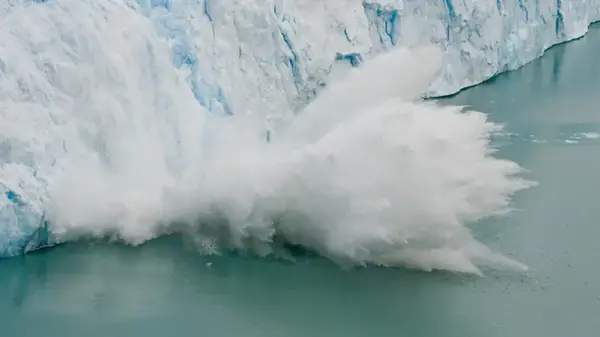 Ледопад на самом известном леднике Аргентины: 70-метровые глыбы льда откалываются все чаще