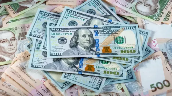 НБУ снизил курс доллара и обвалил евро