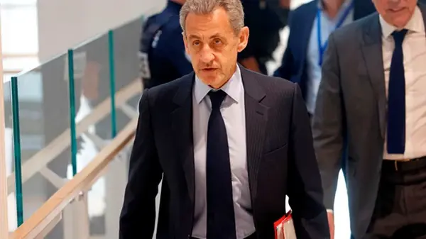 Саркози досрочно освободили и сняли с него электронный браслет