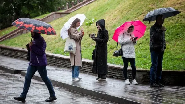 Пятница будет дождливой: прогноз на выходные и когда в Украину вернется тепло