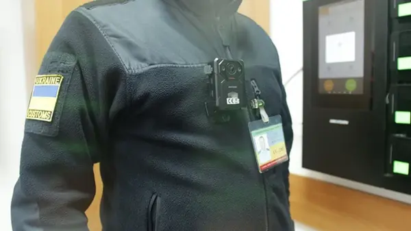Кабмин обязал таможенников работать с бодикамерами