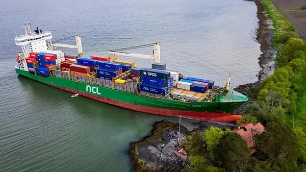 В Норвегии грузовой корабль «въехал» в сад местного жителя