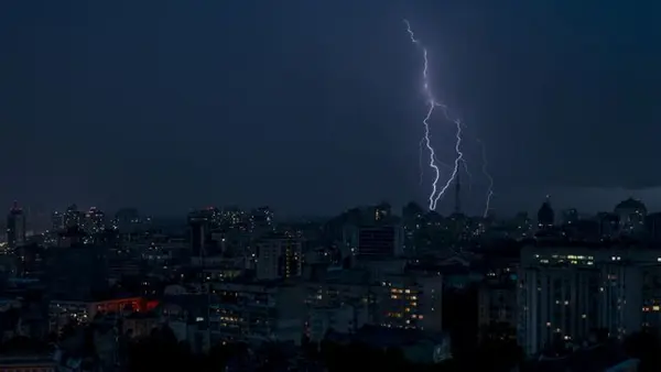 Завтра в Киеве и семи областях ожидаются грозы: кого накроет непогода