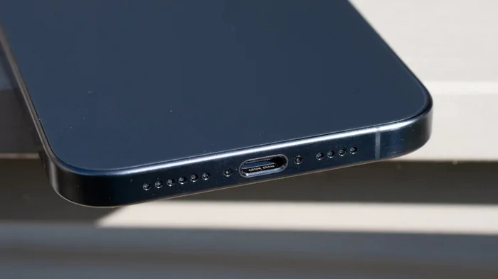 Apple iPhone 15 Pro Max USB-C socket