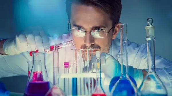 Ученые разработали пластик, который растворяется за считанные часы: как им это удалось