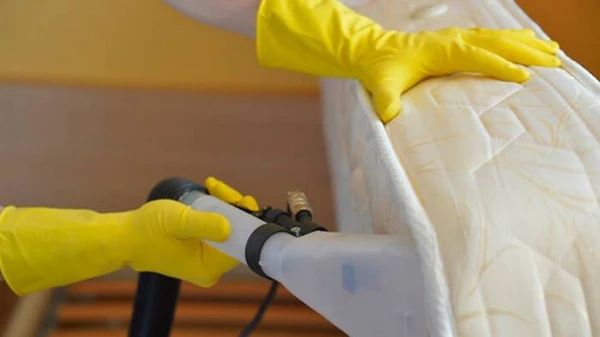 Нужна ли химчистка матрасов и как часто ее нужно делать