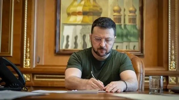 Зеленский подписал закон о зарплатах чиновников