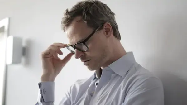 Ученые нашли причину низкой самооценки некоторых мужчин: всему виной оказался гормон