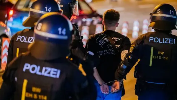 Мужчина въехал в толпу в Германии: среди пострадавших — его жена и дочь