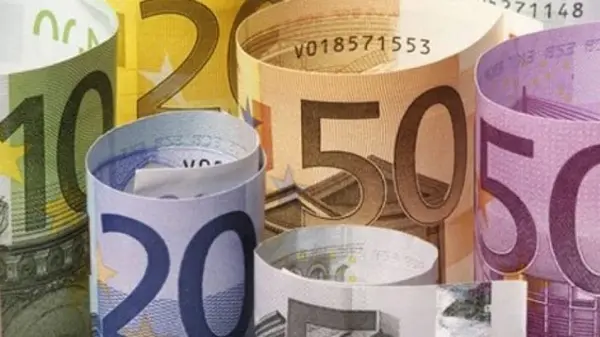 Доллар подешевел, курс евро впервые в истории превысил уровень 48 гривен