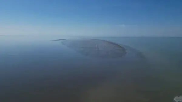 Посреди Каспийского моря неожиданно появился остров, о котором никто не знал: откуда он взялся