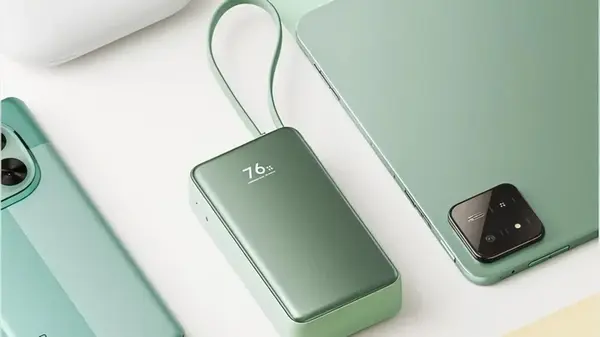 Xiaomi выпустила бюджетный пауэрбанк с «секретным» дисплеем и встроенным кабелем