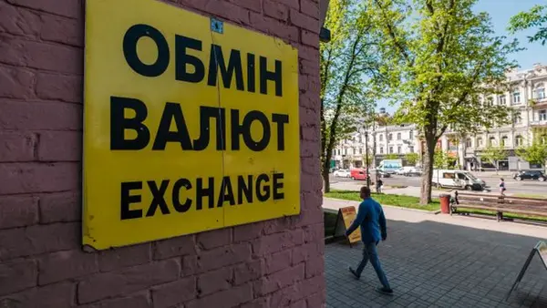 Обменники обновили курсы: доллар упал ниже 42 гривен, евро приблизился к 49