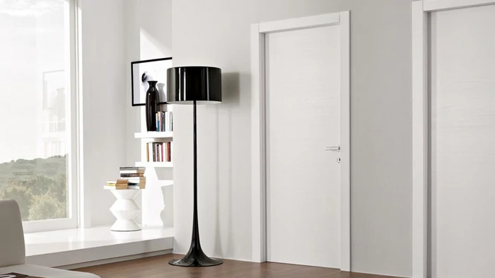 білі міжкімнатні двері