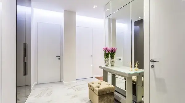 Білі міжкімнатні двері: переваги та особливості в інтер'єрі