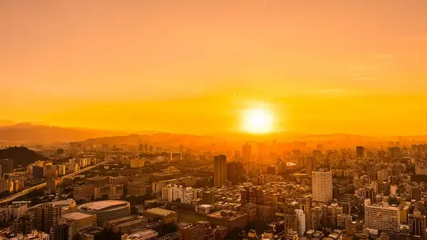 Мощная волна жары накроет Украину: синоптик назвала дату