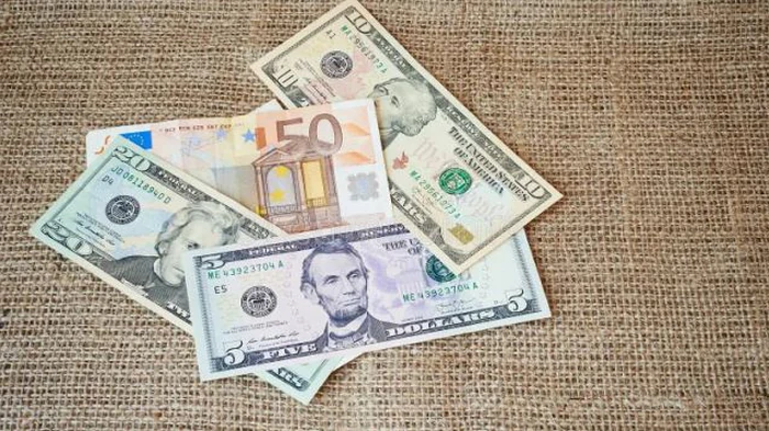 НБУ повысил официальные курсы доллара и евро