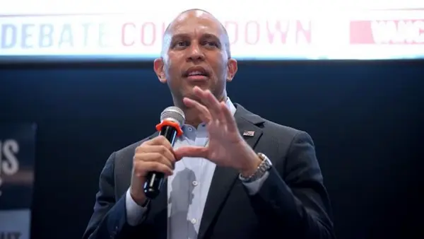 Новый рекорд: в США демократ задержал голосование за закон Трампа 8-часовой речью