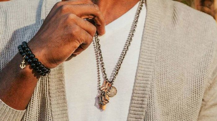 Як вибрати для чоловіка срібну підвіску