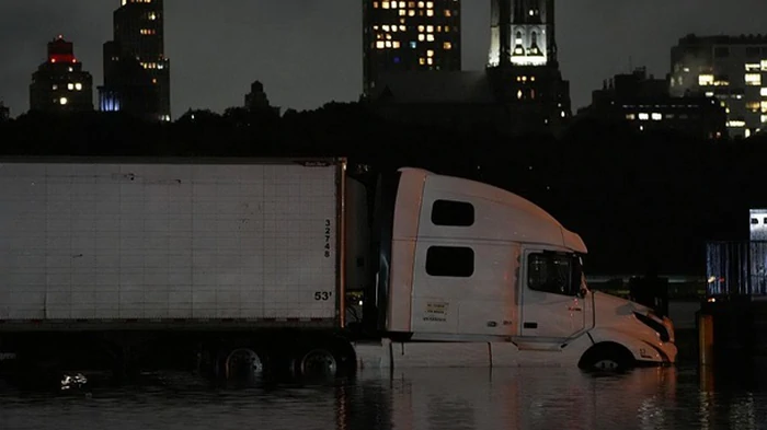 Наводнение в Нью-Йорке: затоплены метро и дороги