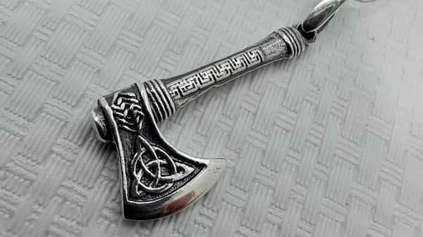 Як вибрати для чоловіка срібну підвіску