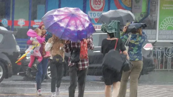 Дожди с грозами снова надвигаются на Украину: где ожидать непогоды на выходных