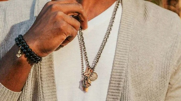 Як вибрати для чоловіка срібну підвіску