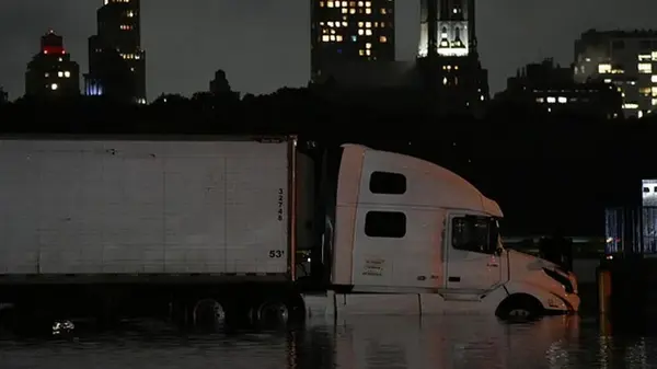 Наводнение в Нью-Йорке: затоплены метро и дороги