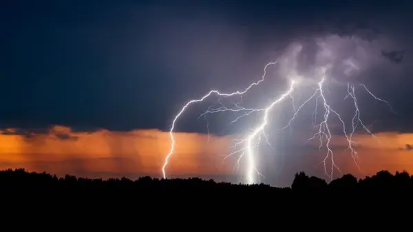 Грозы и ливень ночью, жара днем: где в Украине испортится погода 23 июля