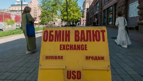 Обменники опустили курс доллара ниже 42 гривен и подняли евро до 49 гривен