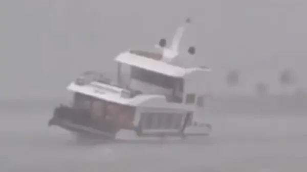 Во Вьетнаме перевернулся туристический катер: погибли более 30 человек