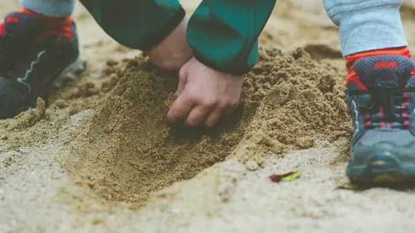 Туристов в Британии призвали не копать ямы на пляжах: в чем причина
