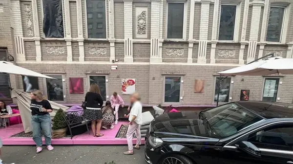 В Киеве автомобиль снес летнюю террасу с людьми