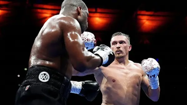 «Невероятно»: Промоутер отметил Усика за уверенное выступление против Дюбуа