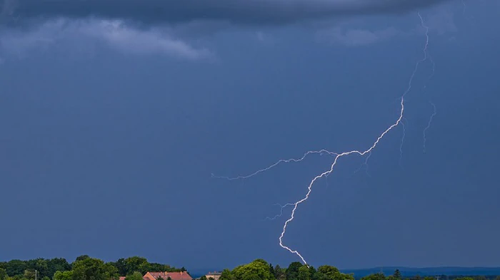 В Украине объявлен первый уровень опасности из-за грозы